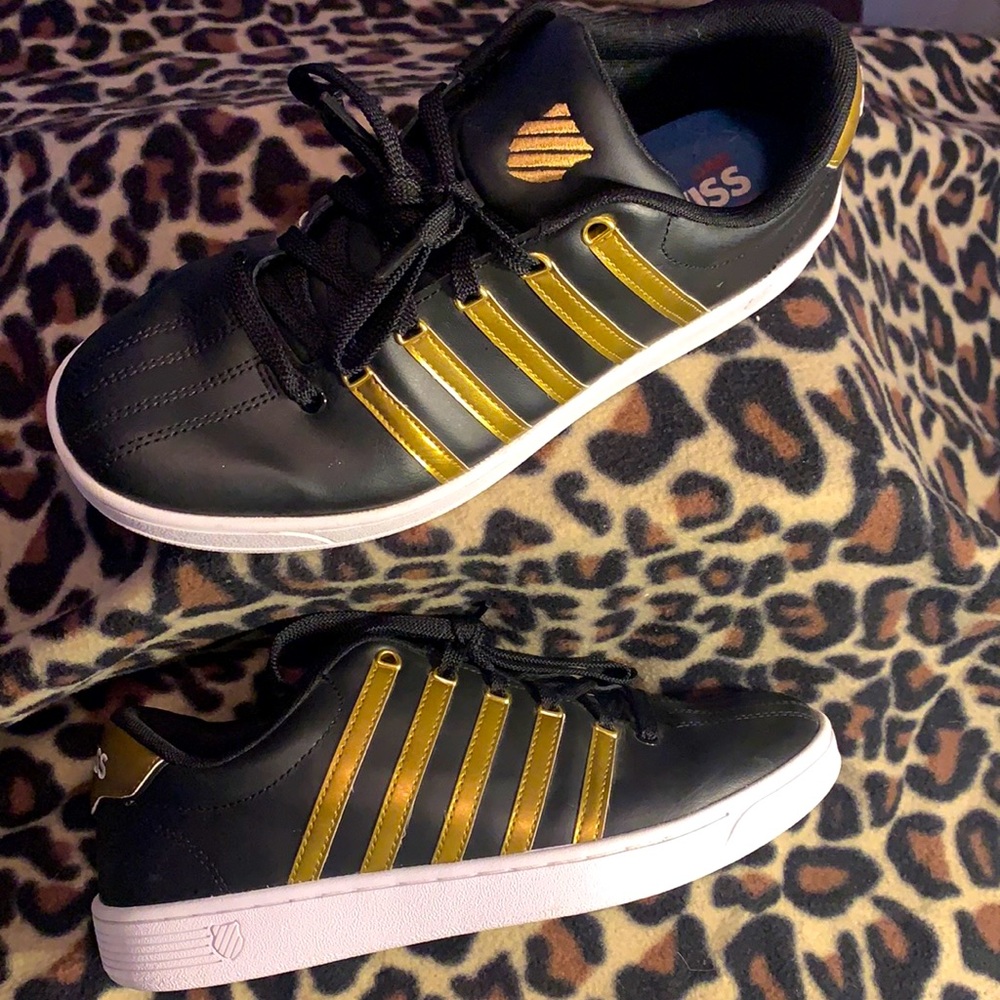 WOMENS 10 blk and gold KSWISS